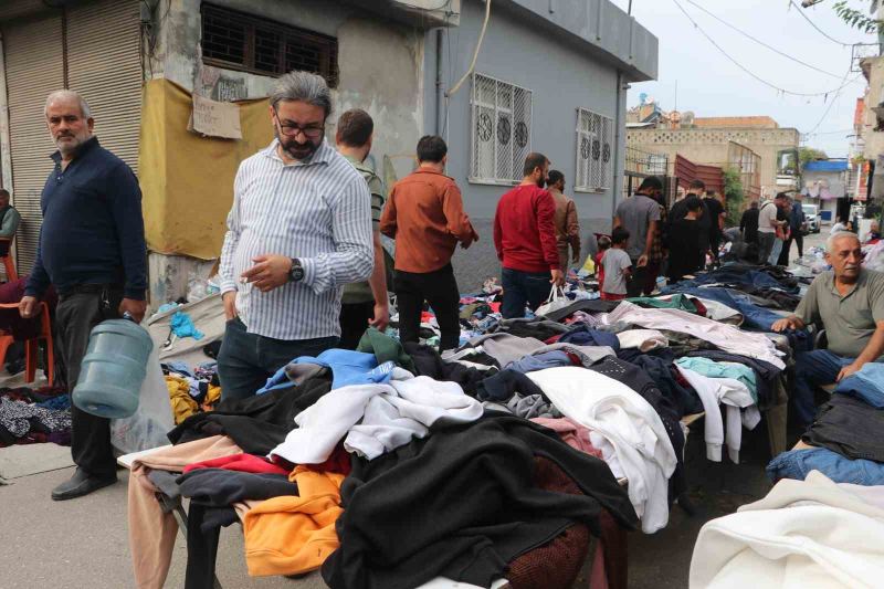 ADANA’DA HER PAZAR GÜNÜ KURULAN BİT PAZARI, SABAHIN ERKEN SAATLERİNDEN İTİBAREN ARADIĞINI UYGUN FİYATA ALMAK İSTEYEN BİNLERCE VATANDAŞI AĞIRLIYOR.