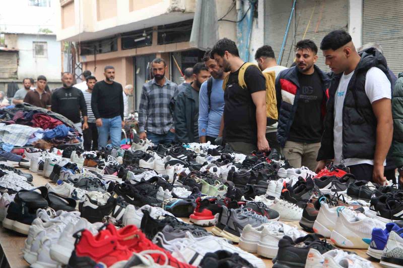ADANA’DA HER PAZAR GÜNÜ KURULAN BİT PAZARI, SABAHIN ERKEN SAATLERİNDEN İTİBAREN ARADIĞINI UYGUN FİYATA ALMAK İSTEYEN BİNLERCE VATANDAŞI AĞIRLIYOR.
