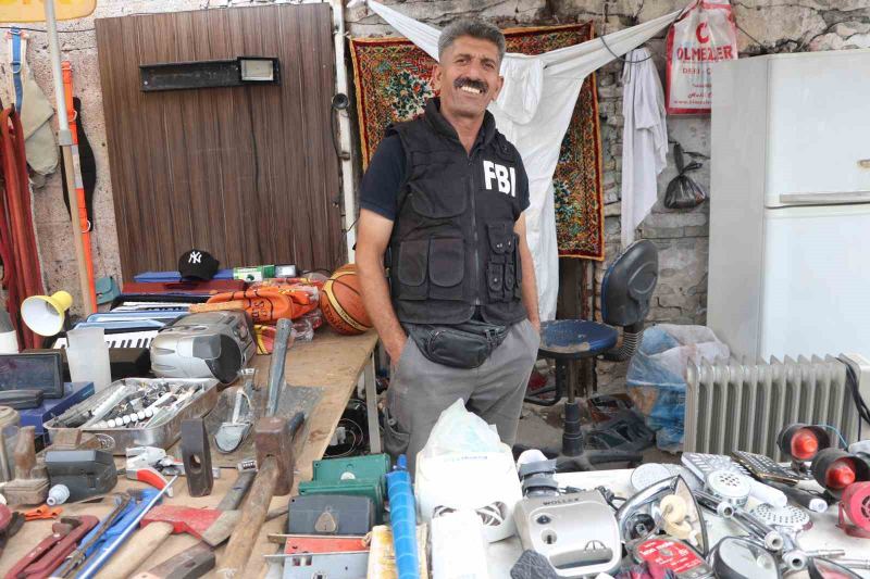 ADANA’DA HER PAZAR GÜNÜ KURULAN BİT PAZARI, SABAHIN ERKEN SAATLERİNDEN İTİBAREN ARADIĞINI UYGUN FİYATA ALMAK İSTEYEN BİNLERCE VATANDAŞI AĞIRLIYOR.