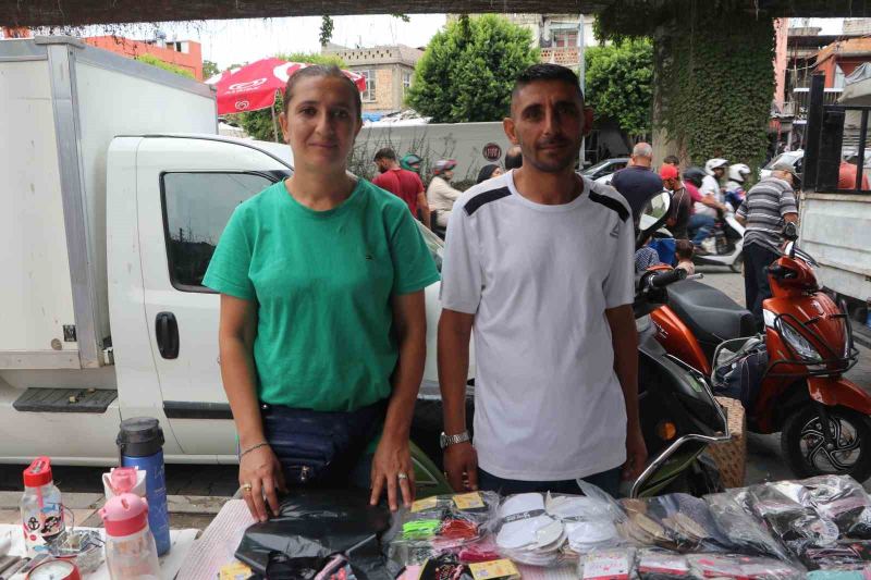 PAZARDA EŞİYLE BİRLİKTE ÇORAP SATAN ÇİLEM ÇETİN “EŞİM ENGELLİ OLDUĞU İÇİN ÇALIŞAMIYOR. BİZ DE BURADA BU İŞİ YAPIYORUZ. HER PAZAR GELİYORUZ. BUGÜN DE ERKENDEN GELDİK BURAYA" DEDİ.