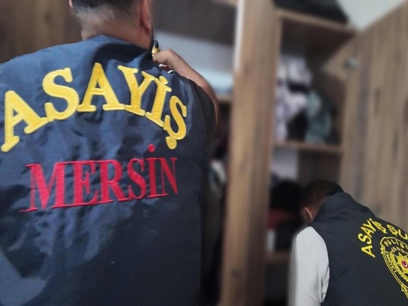 MERSİN'DE BİR ŞAHIS 'ADINIZ TERÖR ÖRGÜTÜNE KARIŞTI' DENİLEREK 435 BİN TL DOLANDIRILIRKEN POLİSİN YAPTIĞI ÇALIŞMADA 4 ŞÜPHELİ YAKALANIP TUTUKLANDI.