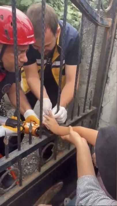 Osmaniye’de korkuluğa saplanan çocuğun parmağını itfaiye kurtardı