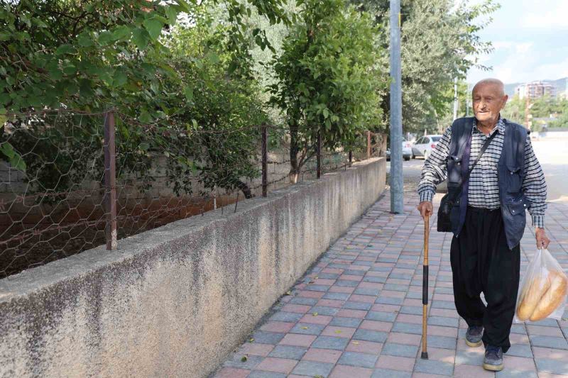 ADANA’NIN KOZAN İLÇESİNDE YAŞAYAN ASLEN FEKELİ OLAN VE 86 YAŞINDAKİ BAYRAM ERSİN, HER GÜN YAKLAŞIK 8 KİLOMETRE YÜRÜYEREK İLÇE MERKEZİNE GELİYOR, 15 YILDIR UĞRADIĞI AYNI KIRAATHANEDE ÇAYINI İÇİP ESNAF VE ARKADAŞLARIYLA SOHBET EDİYOR.