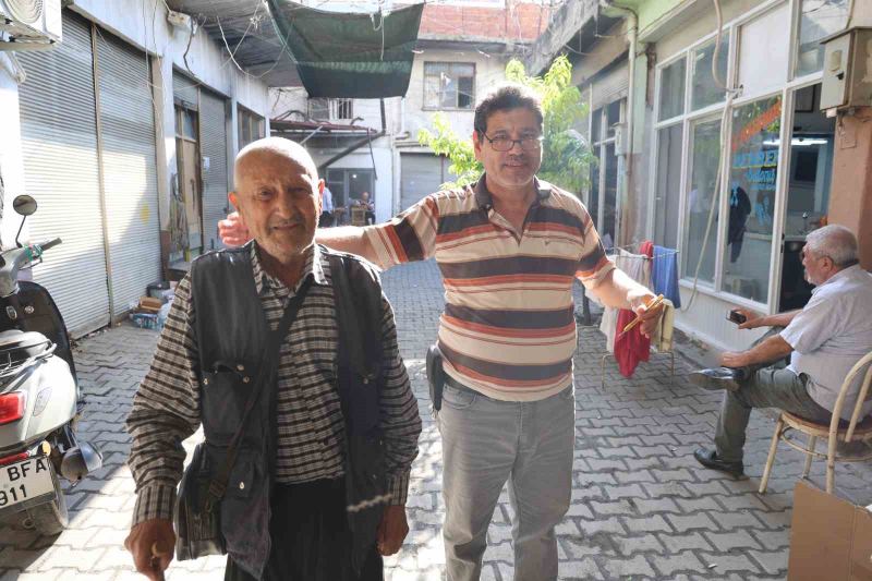 ADANA’NIN KOZAN İLÇESİNDE YAŞAYAN ASLEN FEKELİ OLAN VE 86 YAŞINDAKİ BAYRAM ERSİN, HER GÜN YAKLAŞIK 8 KİLOMETRE YÜRÜYEREK İLÇE MERKEZİNE GELİYOR, 15 YILDIR UĞRADIĞI AYNI KIRAATHANEDE ÇAYINI İÇİP ESNAF VE ARKADAŞLARIYLA SOHBET EDİYOR.