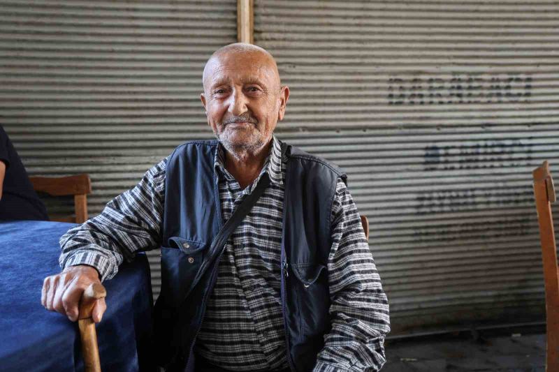 ADANA’NIN KOZAN İLÇESİNDE YAŞAYAN ASLEN FEKELİ OLAN VE 86 YAŞINDAKİ BAYRAM ERSİN, HER GÜN YAKLAŞIK 8 KİLOMETRE YÜRÜYEREK İLÇE MERKEZİNE GELİYOR, 15 YILDIR UĞRADIĞI AYNI KIRAATHANEDE ÇAYINI İÇİP ESNAF VE ARKADAŞLARIYLA SOHBET EDİYOR.