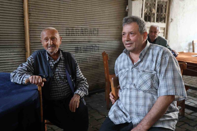 ADANA’NIN KOZAN İLÇESİNDE YAŞAYAN ASLEN FEKELİ OLAN VE 86 YAŞINDAKİ BAYRAM ERSİN, HER GÜN YAKLAŞIK 8 KİLOMETRE YÜRÜYEREK İLÇE MERKEZİNE GELİYOR, 15 YILDIR UĞRADIĞI AYNI KIRAATHANEDE ÇAYINI İÇİP ESNAF VE ARKADAŞLARIYLA SOHBET EDİYOR.