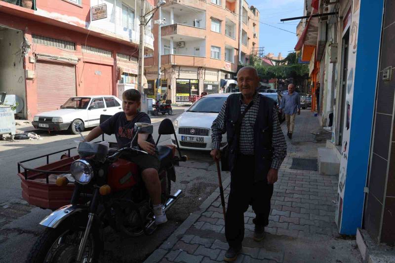 ADANA’NIN KOZAN İLÇESİNDE YAŞAYAN ASLEN FEKELİ OLAN VE 86 YAŞINDAKİ BAYRAM ERSİN, HER GÜN YAKLAŞIK 8 KİLOMETRE YÜRÜYEREK İLÇE MERKEZİNE GELİYOR, 15 YILDIR UĞRADIĞI AYNI KIRAATHANEDE ÇAYINI İÇİP ESNAF VE ARKADAŞLARIYLA SOHBET EDİYOR.