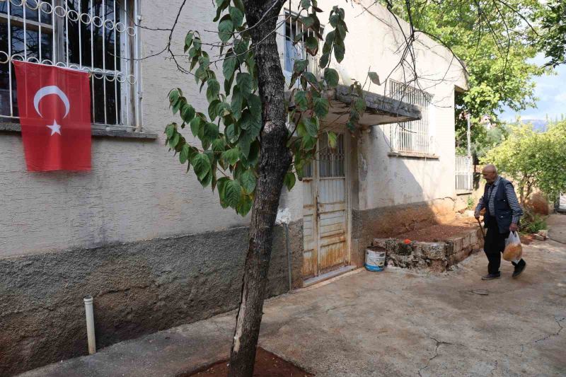 ADANA’NIN KOZAN İLÇESİNDE YAŞAYAN ASLEN FEKELİ OLAN VE 86 YAŞINDAKİ BAYRAM ERSİN, HER GÜN YAKLAŞIK 8 KİLOMETRE YÜRÜYEREK İLÇE MERKEZİNE GELİYOR, 15 YILDIR UĞRADIĞI AYNI KIRAATHANEDE ÇAYINI İÇİP ESNAF VE ARKADAŞLARIYLA SOHBET EDİYOR.