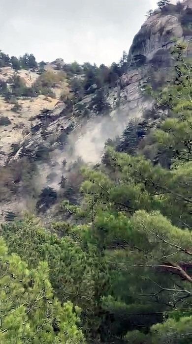 Deprem sırasında yamaçtan kopan kaya kütlesi paniğe neden oldu