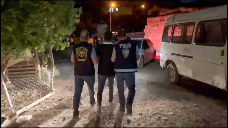 MERSİN'İN MUT İLÇESİNDE GAZİNO VE OTELLERE YÖNELİK AHLAK POLİSİ TARAFINDAN YAPILAN OPERASYONDA GÖZALTINA ALINAN 28 ŞÜPHELİDEN 22'Sİ TUTUKLANDI.