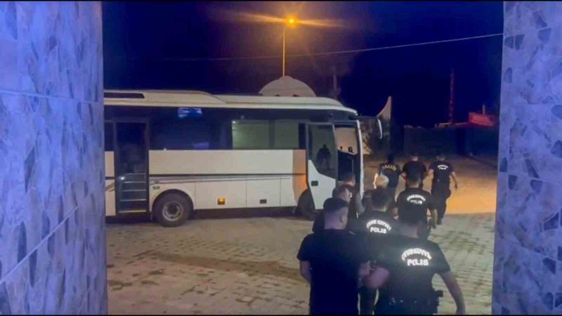 MERSİN'İN MUT İLÇESİNDE GAZİNO VE OTELLERE YÖNELİK AHLAK POLİSİ TARAFINDAN YAPILAN OPERASYONDA GÖZALTINA ALINAN 28 ŞÜPHELİDEN 22'Sİ TUTUKLANDI.