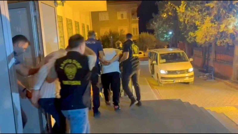 MERSİN'İN MUT İLÇESİNDE GAZİNO VE OTELLERE YÖNELİK AHLAK POLİSİ TARAFINDAN YAPILAN OPERASYONDA GÖZALTINA ALINAN 28 ŞÜPHELİDEN 22'Sİ TUTUKLANDI.