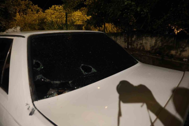 ADANA’NIN KOZAN İLÇESİNDE AKŞAM SAATLERİNDE ANİDEN BAŞLAYAN FIRTINA VE ŞİDDETLİ SAĞANAK VATANDAŞLARA PANİK YAŞATTI. YAKLAŞIK 15 DAKİKA SÜREN SAĞANAK SIRASINDA PEŞ PEŞE ÇAKAN YILDIRIMLAR KAMERALARA YANSIRKEN, KARACAOĞLAN MAHALLESİ’NDE YILDIRIMIN İSABET ETTİĞİ RAHİME YÜCE APARTMANI’NDAN KOPAN BETON PARÇALARI PARK HALİNDEKİ 2 OTOMOBİLE ZARAR VERDİ.