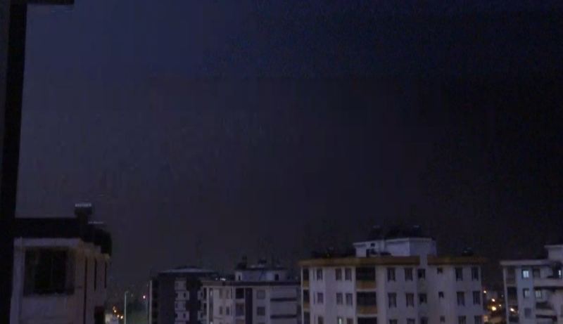 Kozan’da yıldırımın düşme anı kamerada