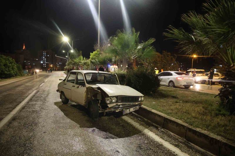 ADANA’NIN KOZAN İLÇESİNDE YAĞIŞ NEDENİYLE KAYGANLAŞAN YOLDA SÜRÜCÜSÜNÜN KONTROLÜNDEN ÇIKAN OTOMOBİL, DEVLET SU İŞLERİ’NE AİT SULAMA KANALINA DÜŞTÜ. KAZADA 2 KİŞİ YARALANDI. KAZAYI KARŞI ŞERİTTEN GÖREN BAŞKA BİR OTOMOBİL SÜRÜCÜSÜ DE PANİKLE REFÜJE ÇARPTI.
