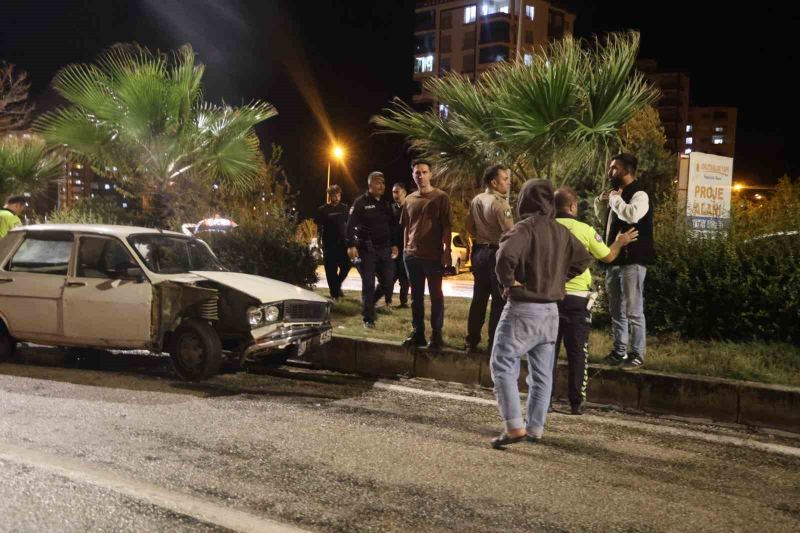 ADANA’NIN KOZAN İLÇESİNDE YAĞIŞ NEDENİYLE KAYGANLAŞAN YOLDA SÜRÜCÜSÜNÜN KONTROLÜNDEN ÇIKAN OTOMOBİL, DEVLET SU İŞLERİ’NE AİT SULAMA KANALINA DÜŞTÜ. KAZADA 2 KİŞİ YARALANDI. KAZAYI KARŞI ŞERİTTEN GÖREN BAŞKA BİR OTOMOBİL SÜRÜCÜSÜ DE PANİKLE REFÜJE ÇARPTI.