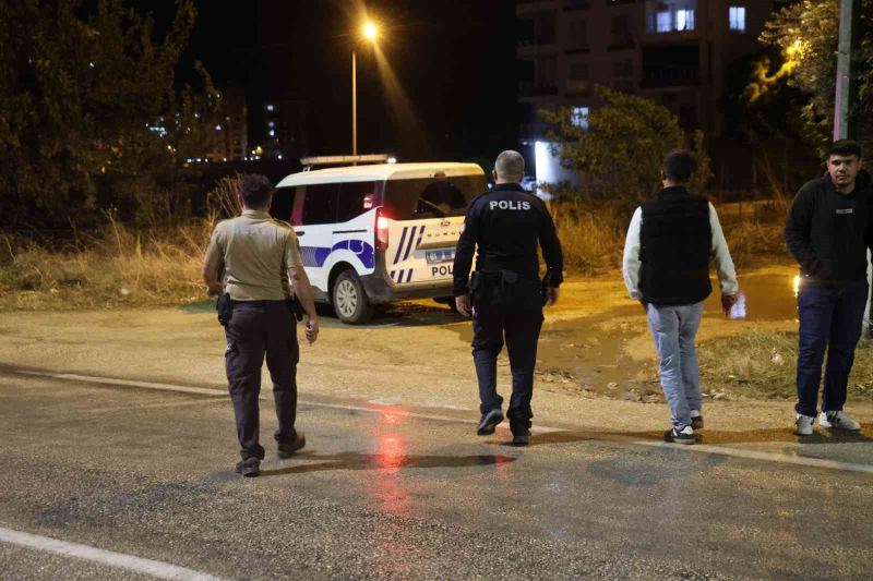 ADANA’NIN KOZAN İLÇESİNDE YAĞIŞ NEDENİYLE KAYGANLAŞAN YOLDA SÜRÜCÜSÜNÜN KONTROLÜNDEN ÇIKAN OTOMOBİL, DEVLET SU İŞLERİ’NE AİT SULAMA KANALINA DÜŞTÜ. KAZADA 2 KİŞİ YARALANDI. KAZAYI KARŞI ŞERİTTEN GÖREN BAŞKA BİR OTOMOBİL SÜRÜCÜSÜ DE PANİKLE REFÜJE ÇARPTI.
