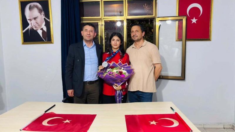 MİLLİ SPORCUNUN BAŞARISINDAN DUYDUĞU GURURU DİLE GETİREN FEKE BELEDİYE BAŞKANI CÖMERT ÖZEN, DAMLA ÜNAL’I TEBRİK EDEREK "BİZLERE VE FEKE’MİZE BU BÜYÜK GURURU YAŞATAN ALTIN KIZIMIZIN HER DAİM YANINDA OLMAYA VE BAŞARILARINA DESTEK VERMEYE DEVAM EDECEĞİZ. GELECEĞİN ŞAMPİYONUNA SPOR HAYATINDA BAŞARILAR DİLİYORUM" DEDİ.