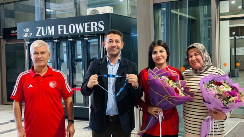 MİLLİ SPORCUNUN BAŞARISINDAN DUYDUĞU GURURU DİLE GETİREN FEKE BELEDİYE BAŞKANI CÖMERT ÖZEN, DAMLA ÜNAL’I TEBRİK EDEREK "BİZLERE VE FEKE’MİZE BU BÜYÜK GURURU YAŞATAN ALTIN KIZIMIZIN HER DAİM YANINDA OLMAYA VE BAŞARILARINA DESTEK VERMEYE DEVAM EDECEĞİZ. GELECEĞİN ŞAMPİYONUNA SPOR HAYATINDA BAŞARILAR DİLİYORUM" DEDİ.