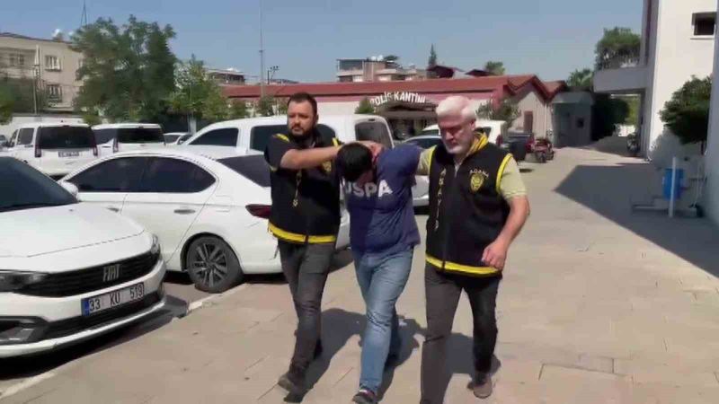 ADANA'DA KALDIRIMDA BEKLEYEN KADININ DALGINLIĞINDAN FAYDALANAN ŞÜPHELİ, İÇİNDE 2 BİN 300 LİRA VE CEP TELEFONU BULUNAN ÇANTAYI ÇALIP KAÇTI. ŞÜPHELİNİN KAÇIŞ ANLARI VE KADININ PEŞLERİNDEN KOŞMASI GÜVENLİK KAMERALARINA YANSIDI. MOTOSİKLETLE KAÇMASINA YARDIM ETTİĞİ ÖNE SÜRÜLEN ŞÜPHELİ POLİS TARAFINDAN YAKALANDI.