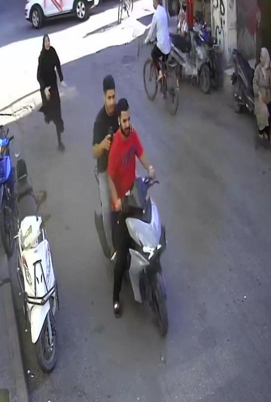 ADANA'DA KALDIRIMDA BEKLEYEN KADININ DALGINLIĞINDAN FAYDALANAN ŞÜPHELİ, İÇİNDE 2 BİN 300 LİRA VE CEP TELEFONU BULUNAN ÇANTAYI ÇALIP KAÇTI. ŞÜPHELİNİN KAÇIŞ ANLARI VE KADININ PEŞLERİNDEN KOŞMASI GÜVENLİK KAMERALARINA YANSIDI. MOTOSİKLETLE KAÇMASINA YARDIM ETTİĞİ ÖNE SÜRÜLEN ŞÜPHELİ POLİS TARAFINDAN YAKALANDI.