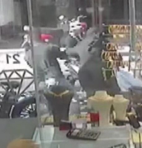 ADANA'DA KALDIRIMDA BEKLEYEN KADININ DALGINLIĞINDAN FAYDALANAN ŞÜPHELİ, İÇİNDE 2 BİN 300 LİRA VE CEP TELEFONU BULUNAN ÇANTAYI ÇALIP KAÇTI. ŞÜPHELİNİN KAÇIŞ ANLARI VE KADININ PEŞLERİNDEN KOŞMASI GÜVENLİK KAMERALARINA YANSIDI. MOTOSİKLETLE KAÇMASINA YARDIM ETTİĞİ ÖNE SÜRÜLEN ŞÜPHELİ POLİS TARAFINDAN YAKALANDI.