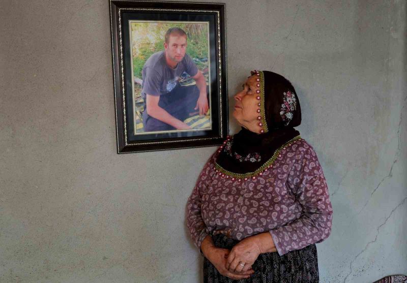 FERHAN KÜTÜK, EVLADININ FOTOĞRAFLARIYLA AVUNUYOR