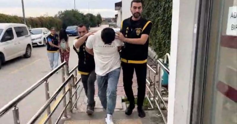 ADANA’DA SEVGİLİSİNİN EVİNDE PENCEREDEN DÜŞEREK HAYATINI KAYBEDEN ÖZHAN Ö. OLAYINDA GÖZALTINA ALINAN S.K. İLE ESKİ EŞİ M.A.Ç. TUTUKLANDI. ŞÜPHELİLERİN İFADELERİNDE ÖZHAN Ö.’NÜN CAMDAN SARKTIĞI SIRADA DENGESİNİ KAYBEDEREK DÜŞTÜĞÜNÜ SÖYLEDİKLERİ ÖĞRENİLDİ.