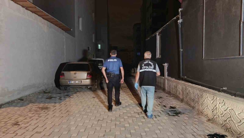 ADANA’DA SEVGİLİSİNİN EVİNDE PENCEREDEN DÜŞEREK HAYATINI KAYBEDEN ÖZHAN Ö. OLAYINDA GÖZALTINA ALINAN S.K. İLE ESKİ EŞİ M.A.Ç. TUTUKLANDI. ŞÜPHELİLERİN İFADELERİNDE ÖZHAN Ö.’NÜN CAMDAN SARKTIĞI SIRADA DENGESİNİ KAYBEDEREK DÜŞTÜĞÜNÜ SÖYLEDİKLERİ ÖĞRENİLDİ.