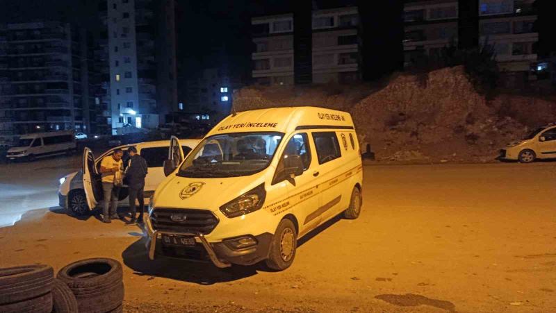 ADANA’DA SEVGİLİSİNİN EVİNDE PENCEREDEN DÜŞEREK HAYATINI KAYBEDEN ÖZHAN Ö. OLAYINDA GÖZALTINA ALINAN S.K. İLE ESKİ EŞİ M.A.Ç. TUTUKLANDI. ŞÜPHELİLERİN İFADELERİNDE ÖZHAN Ö.’NÜN CAMDAN SARKTIĞI SIRADA DENGESİNİ KAYBEDEREK DÜŞTÜĞÜNÜ SÖYLEDİKLERİ ÖĞRENİLDİ.