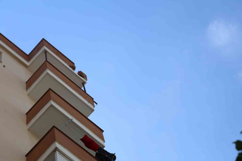 ADANA’NIN KOZAN İLÇESİNDE DÜN AKŞAM ETKİLİ OLAN ŞİDDETLİ SAĞANAK VE FIRTINA SIRASINDA BİR APARTMANIN ÇATISINA YILDIRIM DÜŞTÜ.