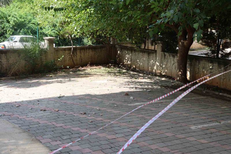 ADANA’NIN KOZAN İLÇESİNDE DÜN AKŞAM ETKİLİ OLAN ŞİDDETLİ SAĞANAK VE FIRTINA SIRASINDA BİR APARTMANIN ÇATISINA YILDIRIM DÜŞTÜ.