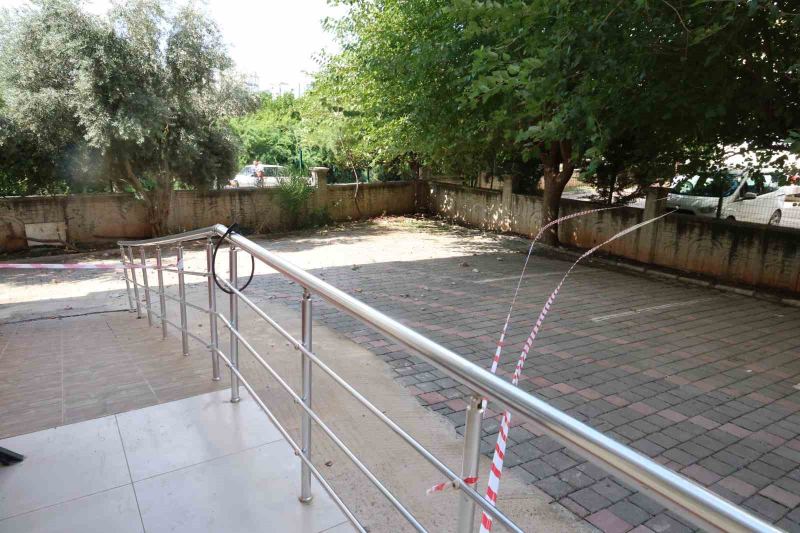 ADANA’NIN KOZAN İLÇESİNDE DÜN AKŞAM ETKİLİ OLAN ŞİDDETLİ SAĞANAK VE FIRTINA SIRASINDA BİR APARTMANIN ÇATISINA YILDIRIM DÜŞTÜ.