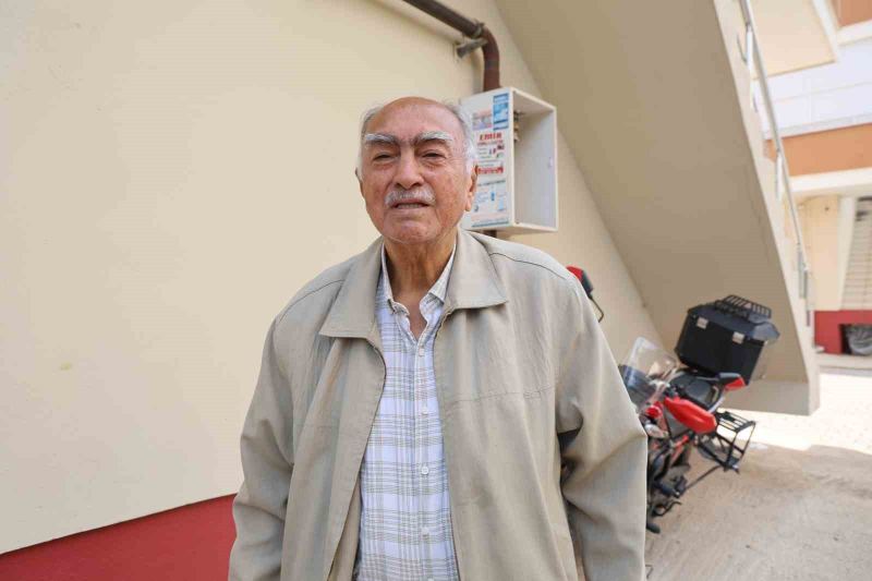 AYNI SİTEDE B BLOKTA OTURAN EMEKLİ ÖĞRETMEN İBRAHİM TETİK, YAĞIŞI İZLEMEK İÇİN BALKONA ÇIKTIĞI SIRADA YILDIRIMIN DÜŞTÜĞÜNÜ BELİRTEREK YAŞADIĞI KORKUYU ANLATTI.