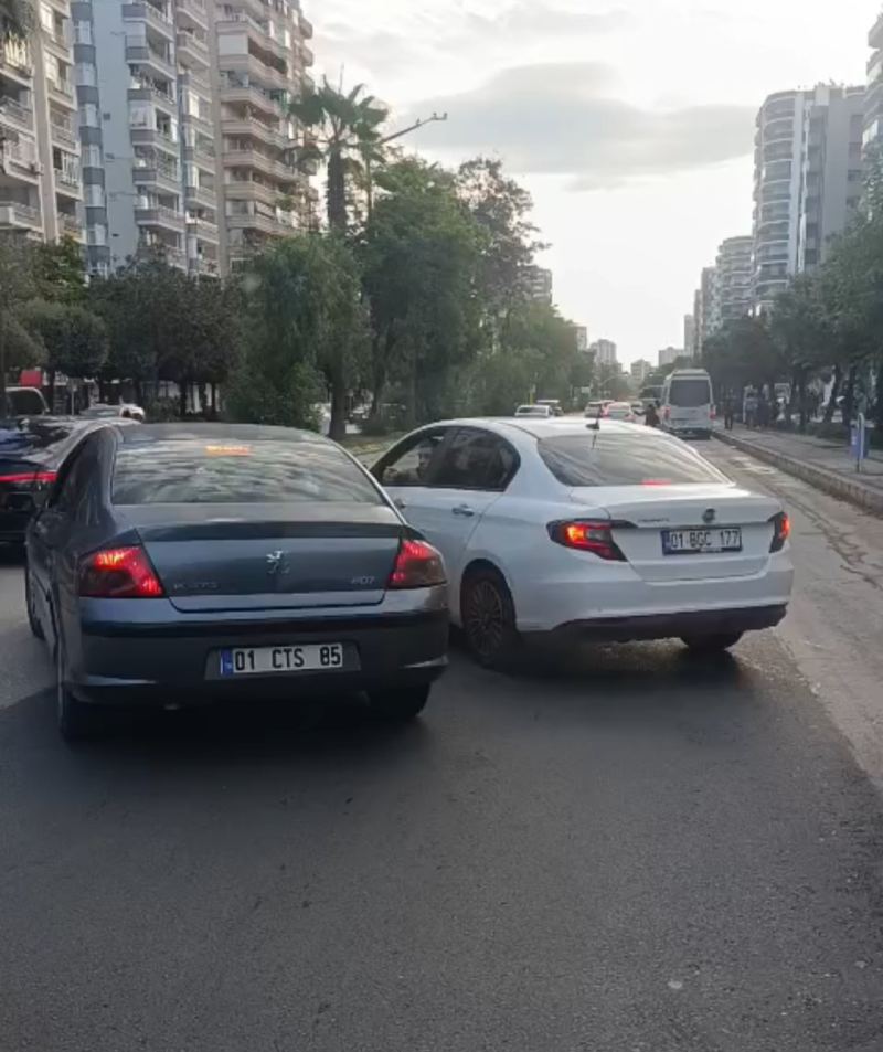 Trafikte tartışan iki sürücü, 180 bin liralık cezayı yememek için araçlarından inmedi