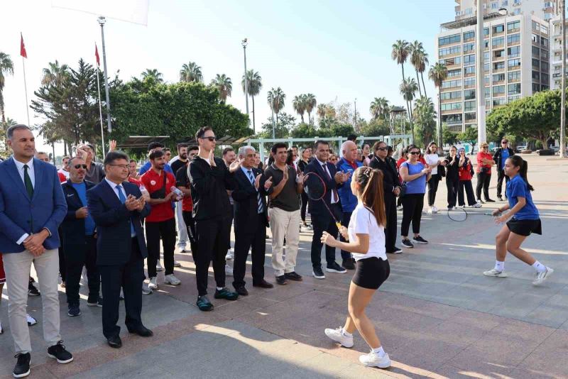 MERSİN’DE 5-15 EKİM AMATÖR SPOR HAFTASI, CUMHURİYET MEYDANI’NDA DÜZENLENEN ÇELENK SUNMA TÖRENİYLE BAŞLADI.