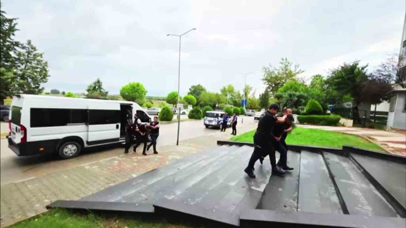 ADANA’NIN CEYHAN İLÇESİNDE UYUŞTURUCU MADDE TİCARETİNE YÖNELİK DÜZENLENEN PLANLI OPERASYONDA 8 KİLO 316 GRAM METAMFETAMİN ELE GEÇİRİLİRKEN, GÖZALTINA ALINAN 12 ŞÜPHELİ TUTUKLANDI.