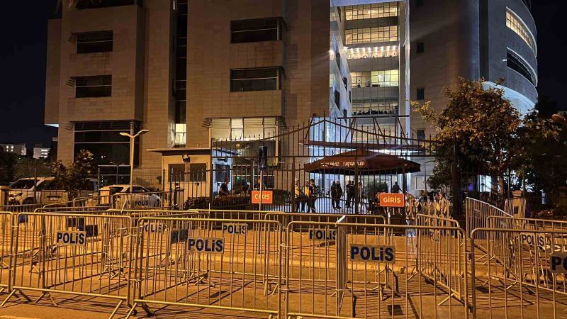 MERSİN BÜYÜKŞEHİR BELEDİYE BAŞKANI VAHAP SEÇER, YENİŞEHİR BELEDİYE BAŞKANI ABDULLAH ÖZYİĞİT VE MEZİTLİ BELEDİYE BAŞKANI AHMET SERKAN TUNCER, BELEDİYELERE YÖNELİK YÜRÜTÜLEN SORUŞTURMA KAPSAMINDA TUTUKLAMA TALEBİYLE MAHKEMEYE SEVK EDİLDİ.