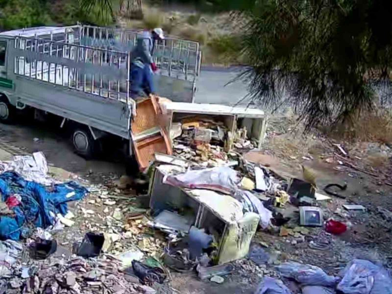 TARSUS BELEDİYESİ, ÇEVRE KİRLİLİĞİNE NEDEN OLAN KAÇAK DÖKÜMLERİN ÖNÜNE GEÇMEK AMACIYLA DENETİMLERİNİ ARTIRDI. ZABITA EKİPLERİ TARAFINDAN KENTİN FARKLI NOKTALARINA YERLEŞTİRİLEN FOTOKAPANLARLA KAÇAK DÖKÜM YAPANLAR TESPİT EDİLİRKEN, İHLALLER NEDENİYLE UYGULANAN İDARİ PARA CEZALARI 920 BİN LİRAYA ULAŞTI.