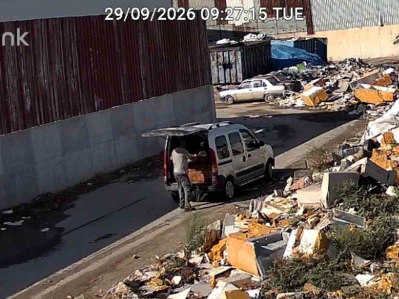 TARSUS BELEDİYESİ, ÇEVRE KİRLİLİĞİNE NEDEN OLAN KAÇAK DÖKÜMLERİN ÖNÜNE GEÇMEK AMACIYLA DENETİMLERİNİ ARTIRDI. ZABITA EKİPLERİ TARAFINDAN KENTİN FARKLI NOKTALARINA YERLEŞTİRİLEN FOTOKAPANLARLA KAÇAK DÖKÜM YAPANLAR TESPİT EDİLİRKEN, İHLALLER NEDENİYLE UYGULANAN İDARİ PARA CEZALARI 920 BİN LİRAYA ULAŞTI.