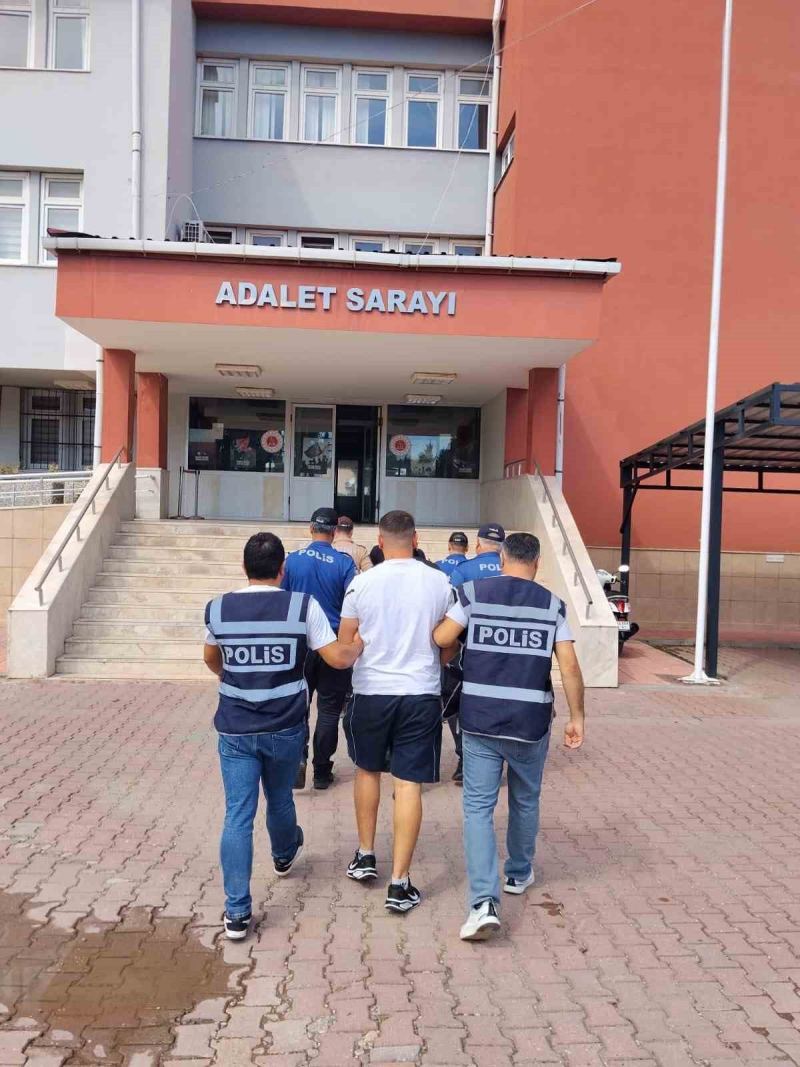 ADANA’NIN İMAMOĞLU İLÇESİNDE POLİS EKİPLERİNİN DÜZENLEDİĞİ HUZUR VE GÜVEN UYGULAMALARINDA 1 UZUN NAMLULU MAKİNELİ SİLAH İLE 2 TABANCA ELE GEÇİRİLDİ. OPERASYONDA GÖZALTINA ALINAN 3 ŞÜPHELİ ÇIKARILDIKLARI MAHKEMECE TUTUKLANDI.