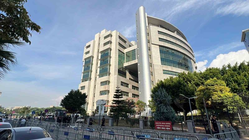 MERSİN'DE YÜRÜTÜLEN YOLSUZLUK SORUŞTURMASI KAPSAMINDA GÖZALTINA ALINARAK ADLİYEYE SEVK EDİLEN ARALARINDA MERSİN BÜYÜKŞEHİR BELEDİYE BAŞKANI VAHAP SEÇER, YENİŞEHİR BELEDİYE BAŞKANI ABDULLAH ÖZYİĞİT VE MEZİTLİ BELEDİYE BAŞKANI AHMET SERKAN TUNCER'İNDE OLDUĞU ÇOK SAYIDA ŞÜPHELİ TUTUKLANDI.