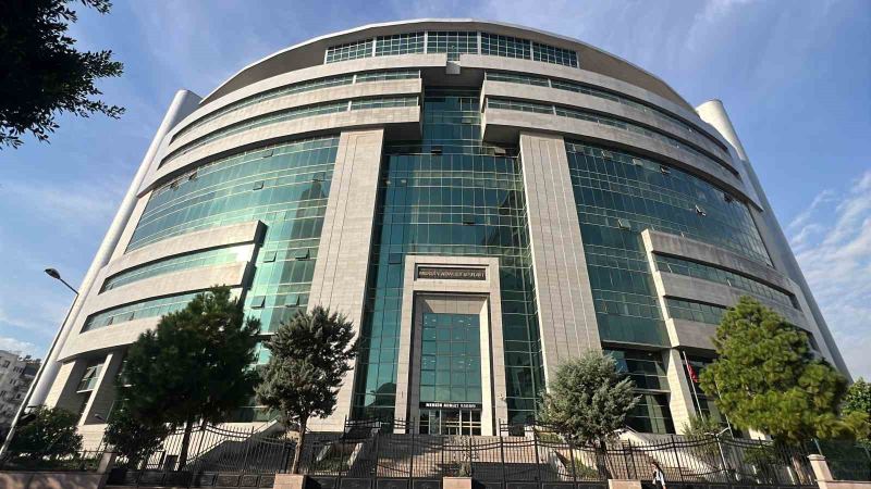 MERSİN'DE YÜRÜTÜLEN YOLSUZLUK SORUŞTURMASI KAPSAMINDA GÖZALTINA ALINARAK ADLİYEYE SEVK EDİLEN ARALARINDA MERSİN BÜYÜKŞEHİR BELEDİYE BAŞKANI VAHAP SEÇER, YENİŞEHİR BELEDİYE BAŞKANI ABDULLAH ÖZYİĞİT VE MEZİTLİ BELEDİYE BAŞKANI AHMET SERKAN TUNCER'İNDE OLDUĞU ÇOK SAYIDA ŞÜPHELİ TUTUKLANDI.