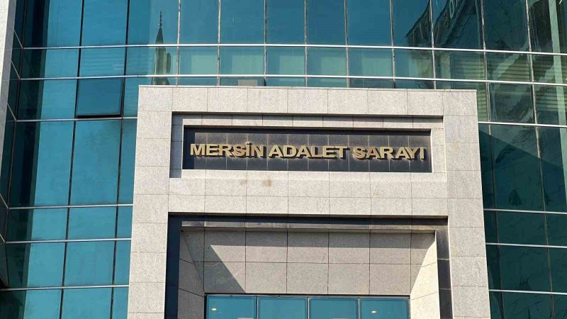 MERSİN'DE YÜRÜTÜLEN YOLSUZLUK SORUŞTURMASI KAPSAMINDA GÖZALTINA ALINARAK ADLİYEYE SEVK EDİLEN ARALARINDA MERSİN BÜYÜKŞEHİR BELEDİYE BAŞKANI VAHAP SEÇER, YENİŞEHİR BELEDİYE BAŞKANI ABDULLAH ÖZYİĞİT VE MEZİTLİ BELEDİYE BAŞKANI AHMET SERKAN TUNCER'İNDE OLDUĞU ÇOK SAYIDA ŞÜPHELİ TUTUKLANDI.