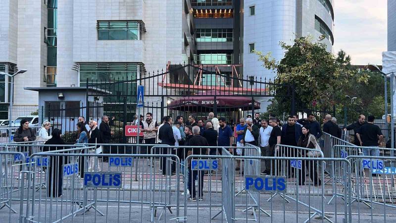 MERSİN'DE YÜRÜTÜLEN YOLSUZLUK SORUŞTURMASI KAPSAMINDA GÖZALTINA ALINARAK ADLİYEYE SEVK EDİLEN ARALARINDA MERSİN BÜYÜKŞEHİR BELEDİYE BAŞKANI VAHAP SEÇER, YENİŞEHİR BELEDİYE BAŞKANI ABDULLAH ÖZYİĞİT VE MEZİTLİ BELEDİYE BAŞKANI AHMET SERKAN TUNCER'İNDE OLDUĞU ÇOK SAYIDA ŞÜPHELİ TUTUKLANDI.