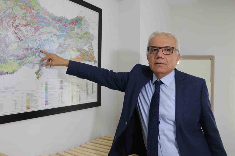 TÜRKİYE MÜHENDİS VE MİMAR ODALARI BİRLİĞİ (TMMOB) JEOLOJİ MÜHENDİSLERİ ODASI ADANA ŞUBE BAŞKANI DR. MEHMET TATAR, ADANA VE ÇEVRESİNDE YAŞANAN DEPREM HAREKETLİLİĞİYLE İLGİLİ “BU DEPREMLER ORADAKİ FAY HATTINDA STRES BİRİKİMİNİN BOŞALMASINA NEDEN OLDU. VATANDAŞLARIMIZIN KORKACAĞI BİR DURUM YOK” DEDİ.