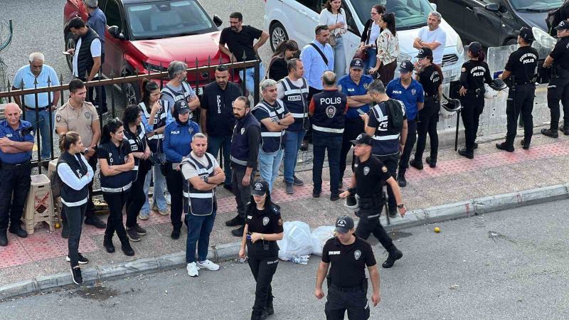 MERSİN'DEKİ YOLSUZLUK SORUŞTURMASINDA ADLİYEYE SEVK EDİLEN ARALARINDA MERSİN BÜYÜKŞEHİR BELEDİYE BAŞKANI VAHAP SEÇER'İN DE OLDUĞU 34 ŞÜPHELİ ADLİYEDEN OTOBÜSLERLE CEZAEVİNE GÖNDERİLDİ.