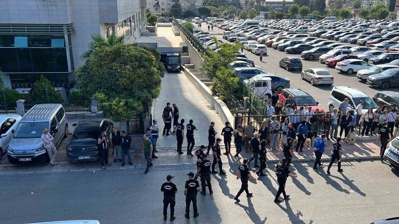 MERSİN'DEKİ YOLSUZLUK SORUŞTURMASINDA ADLİYEYE SEVK EDİLEN ARALARINDA MERSİN BÜYÜKŞEHİR BELEDİYE BAŞKANI VAHAP SEÇER'İN DE OLDUĞU 34 ŞÜPHELİ ADLİYEDEN OTOBÜSLERLE CEZAEVİNE GÖNDERİLDİ.