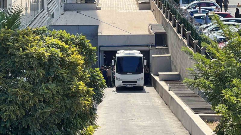 MERSİN'DEKİ YOLSUZLUK SORUŞTURMASINDA ADLİYEYE SEVK EDİLEN ARALARINDA MERSİN BÜYÜKŞEHİR BELEDİYE BAŞKANI VAHAP SEÇER'İN DE OLDUĞU 34 ŞÜPHELİ ADLİYEDEN OTOBÜSLERLE CEZAEVİNE GÖNDERİLDİ.