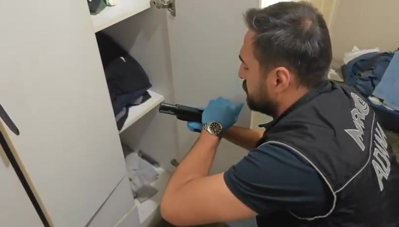 ADANA MERKEZLİ 11 İLDE 16 BOYUNCA YAPILAN TEKNİK VE FİZİKİ TAKİBİN ARDINDAN ‘YIKAMACILAR’ SİLAHLI SUÇ ÖRGÜTÜNE ŞAFAK VAKTİ GERÇEKLEŞTİRİLEN OPERASYONDA 102 ŞÜPHELİ GÖZALTINA ALINDI. OPERASYONDA ÇOK SAYIDA RUHSATSIZ SİLAH  VE UYUŞTURUCU MADDE DE ELE GEÇİRİLDİ.